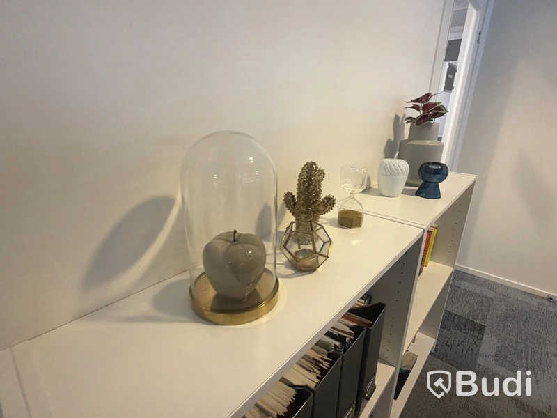 Lamp incl. assorted decorative items