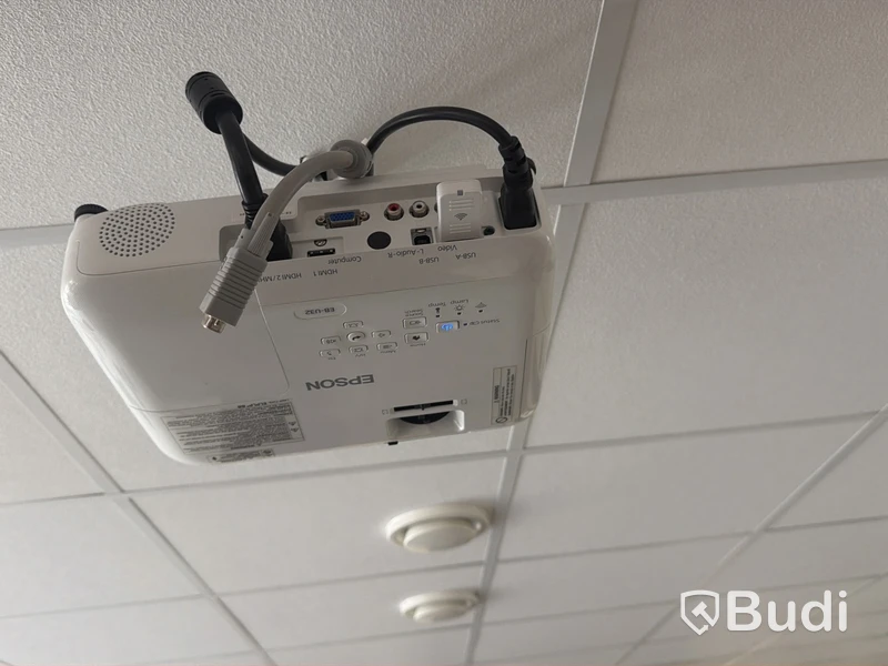 Epson EB-U32 projector including ceiling mount and projection screen