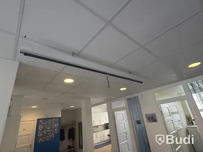 Epson EB-U32 projector including ceiling mount and projection screen