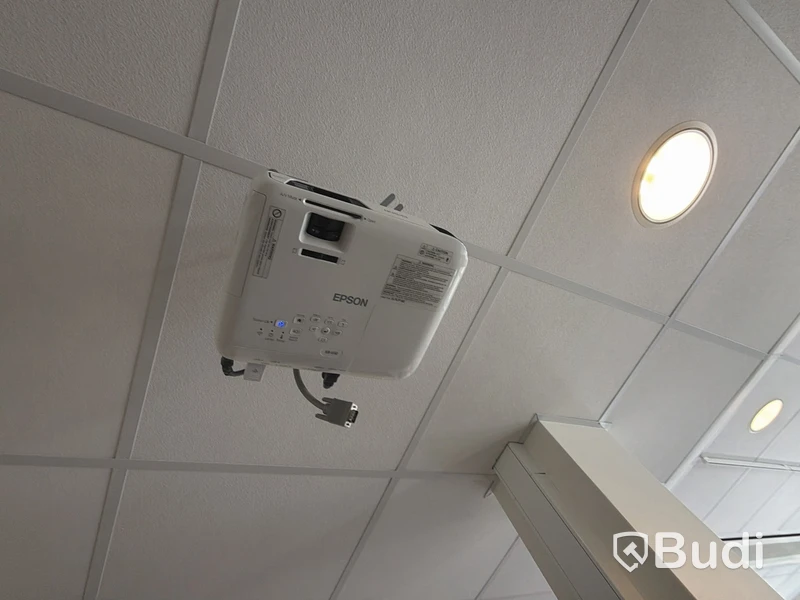 Epson EB-U32 projector including ceiling mount and projection screen