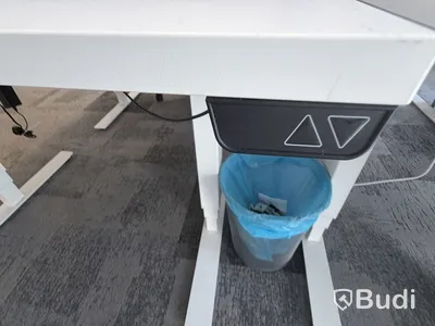 EFG height-adjustable desks with screen panel