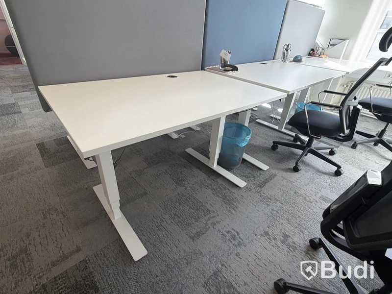 EFG height-adjustable desks with screen panel