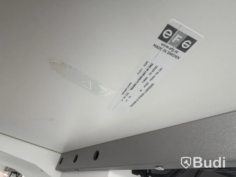 Höj- och sänkbara skrivbord från EFG med skärmvägg