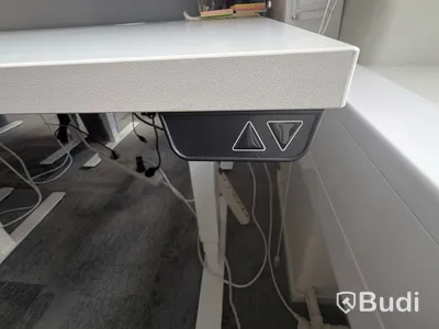 Height-adjustable EFG desk with screen divider