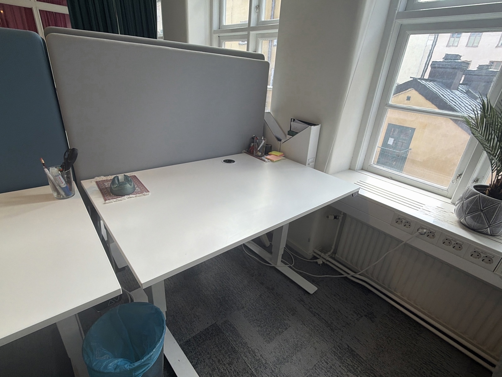 Höj- och sänkbart skrivbord EFG med skärmvägg
