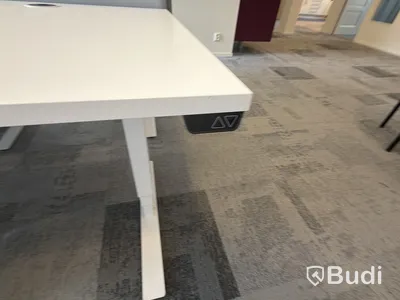 EFG height-adjustable desk with screen