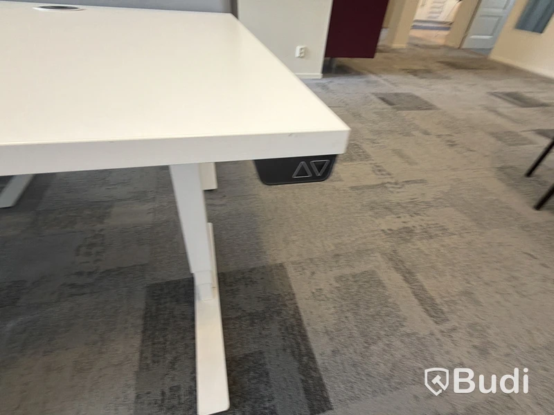 EFG height-adjustable desk with screen