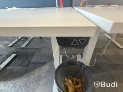 Height-adjustable desk with screen panel, EFG