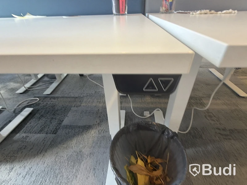 Height-adjustable desk with screen panel, EFG