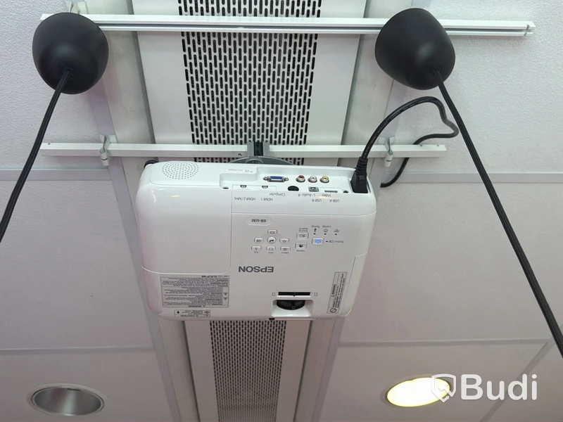 Projektor Epson EB-U32 inkl. takfäste och duk
