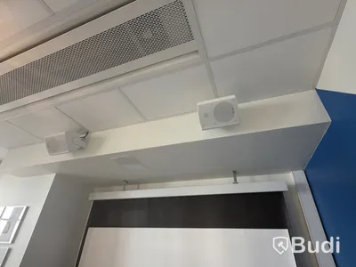 Epson projector incl. projector screen and speakers