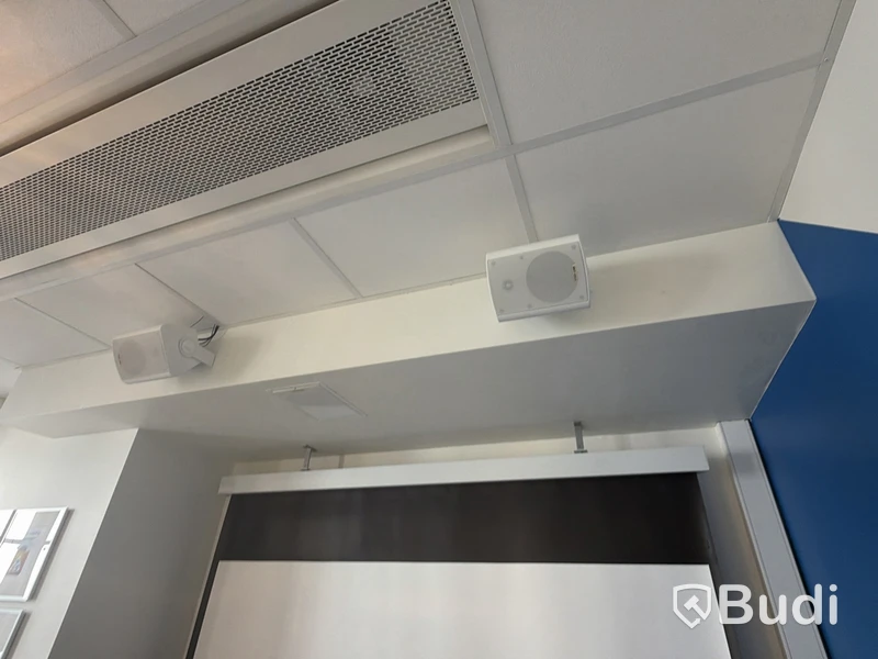 Epson projector incl. projector screen and speakers