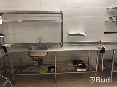 Rostfri svängd bänk med ho, blandare, hylla & konservöppnare