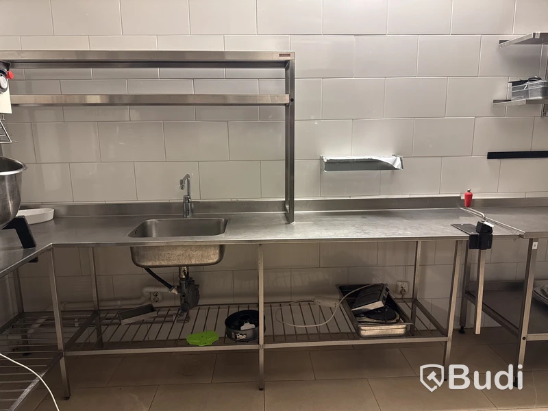 Rostfri svängd bänk med ho, blandare, hylla & konservöppnare