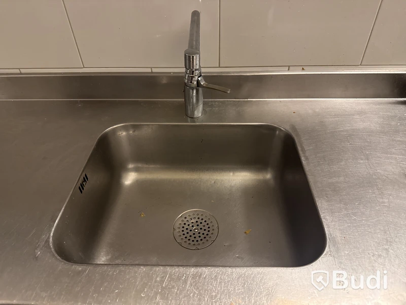 Rostfri svängd bänk med ho, blandare, hylla & konservöppnare