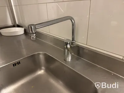 Rostfri svängd bänk med ho, blandare, hylla & konservöppnare