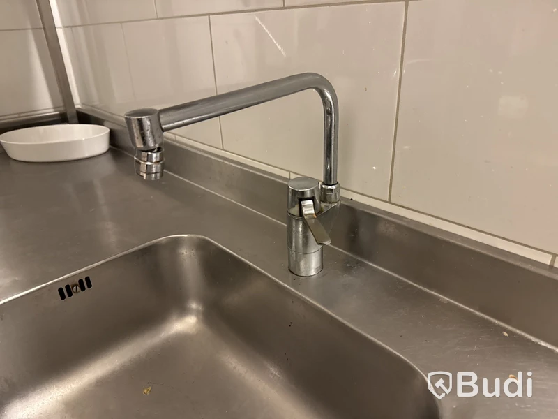Rostfri svängd bänk med ho, blandare, hylla & konservöppnare