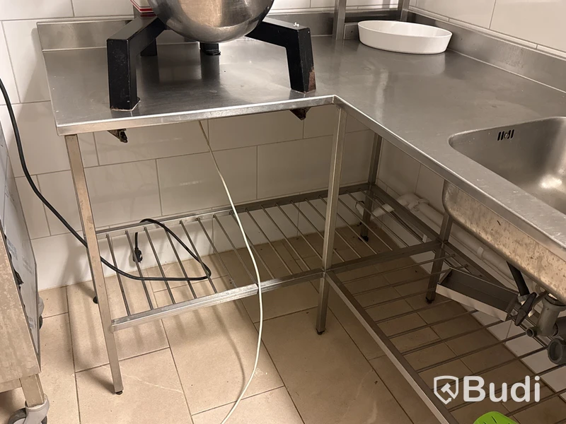 Rostfri svängd bänk med ho, blandare, hylla & konservöppnare