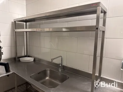 Rostfri svängd bänk med ho, blandare, hylla & konservöppnare
