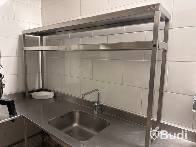 Rostfri svängd bänk med ho, blandare, hylla & konservöppnare