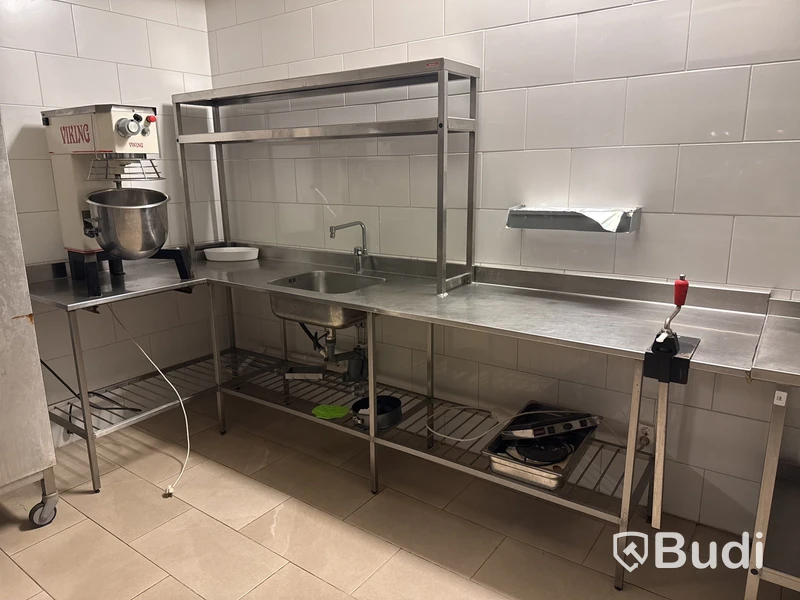Rostfri svängd bänk med ho, blandare, hylla & konservöppnare
