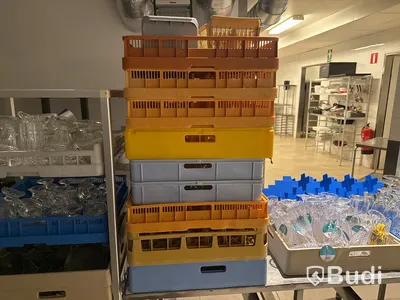 19 diskbackar & backhylla inkl. innehåll