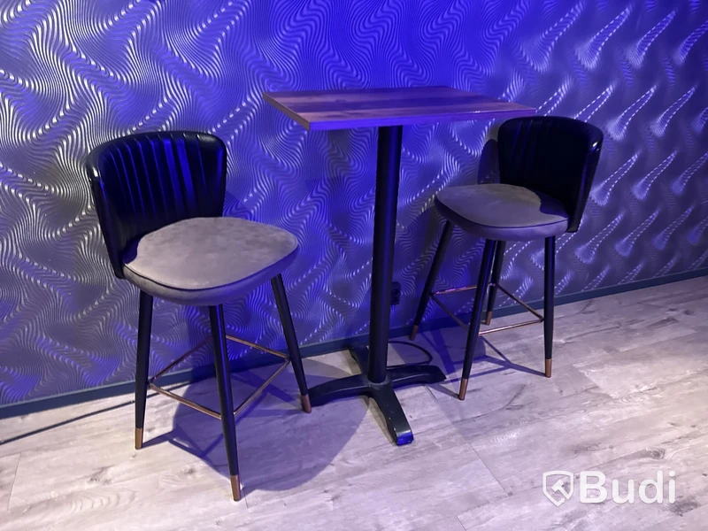 Stort parti möbler (39 bord, 65 stolar, 24 soffor & 6 fåtöljer)