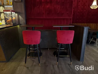 Stort parti möbler (39 bord, 65 stolar, 24 soffor & 6 fåtöljer)