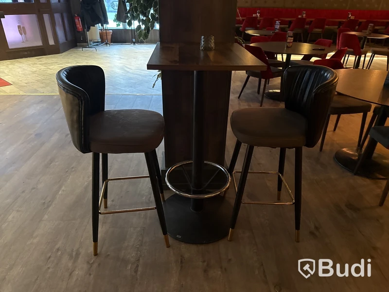 Stort parti möbler (39 bord, 65 stolar, 24 soffor & 6 fåtöljer)