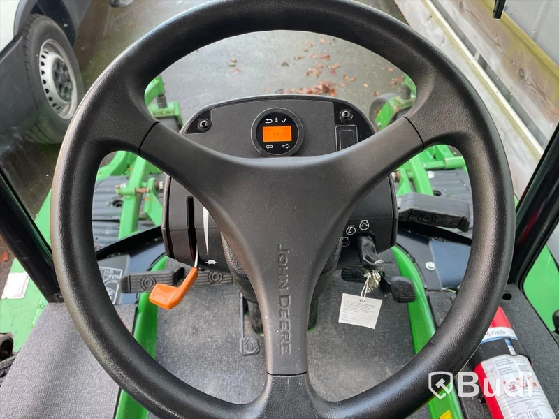 Frontrotorklippare John Deere TerrainCut -2024 med vikplog och sandspridare