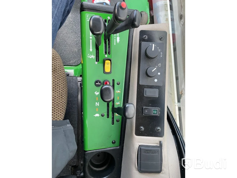 Frontrotorklippare John Deere TerrainCut -2024 med vikplog och sandspridare