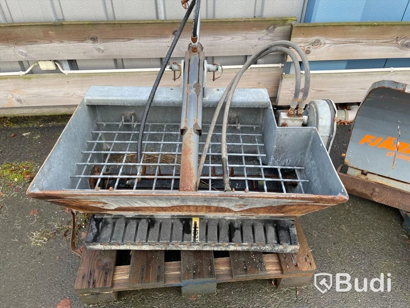 Frontrotorklippare John Deere TerrainCut -2024 med vikplog och sandspridare