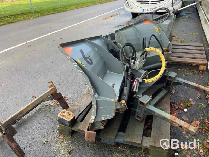 Frontrotorklippare John Deere TerrainCut -2024 med vikplog och sandspridare