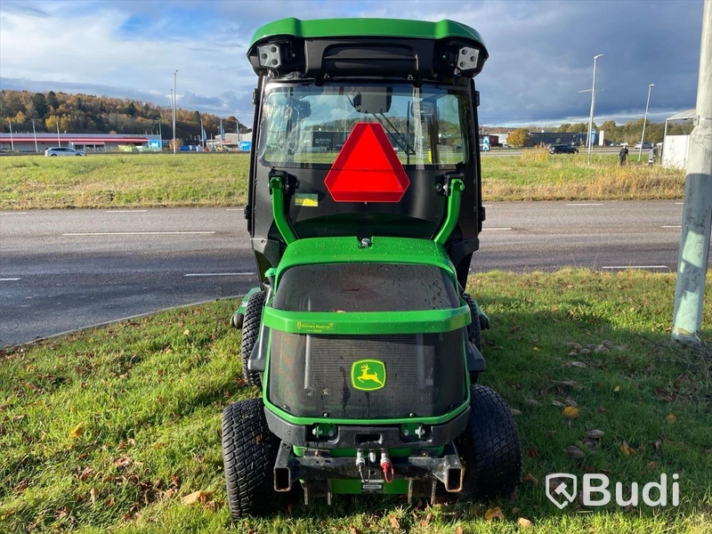 Frontrotorklippare John Deere TerrainCut -2024 med vikplog och sandspridare