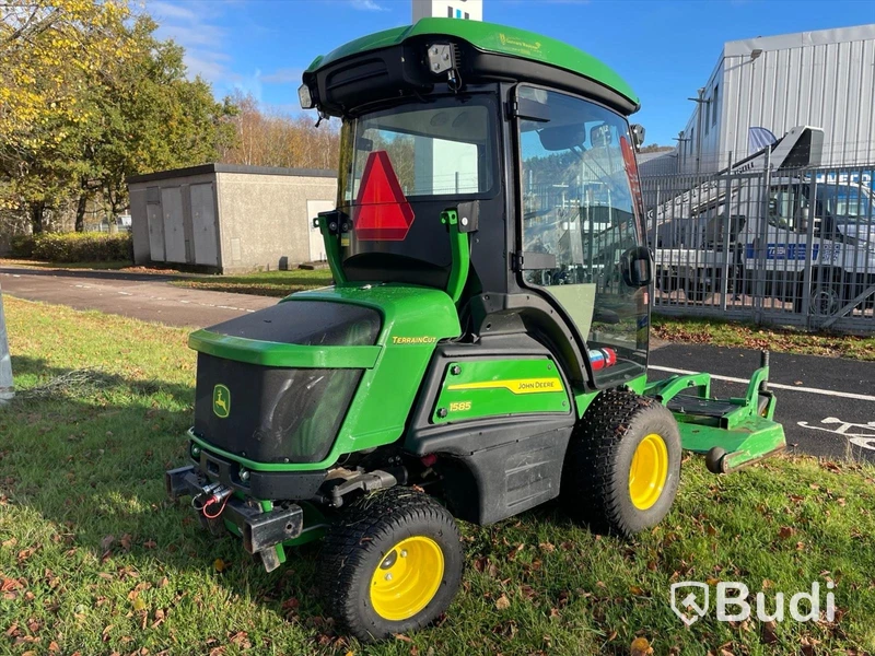 Frontrotorklippare John Deere TerrainCut -2024 med vikplog och sandspridare