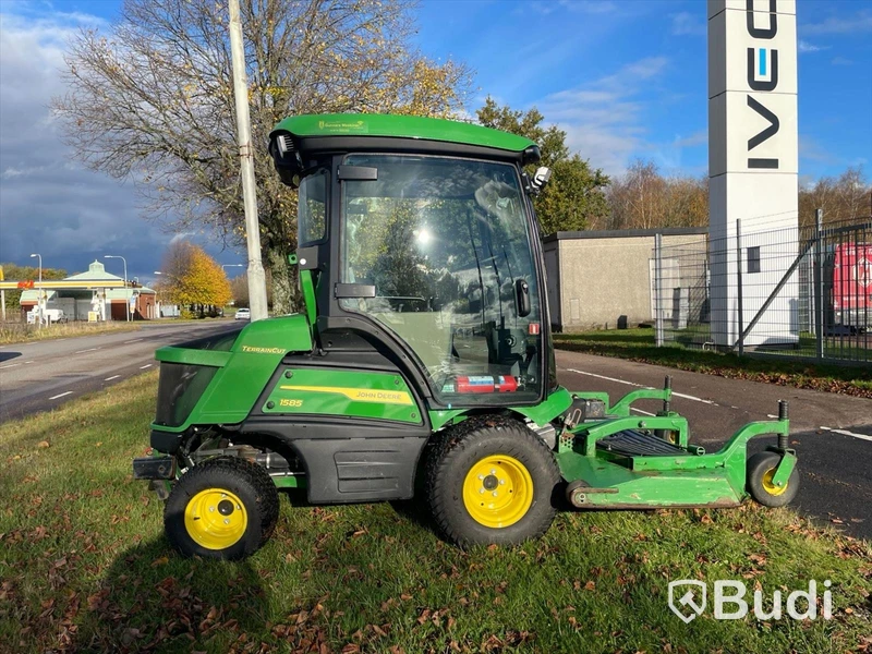 Frontrotorklippare John Deere TerrainCut -2024 med vikplog och sandspridare