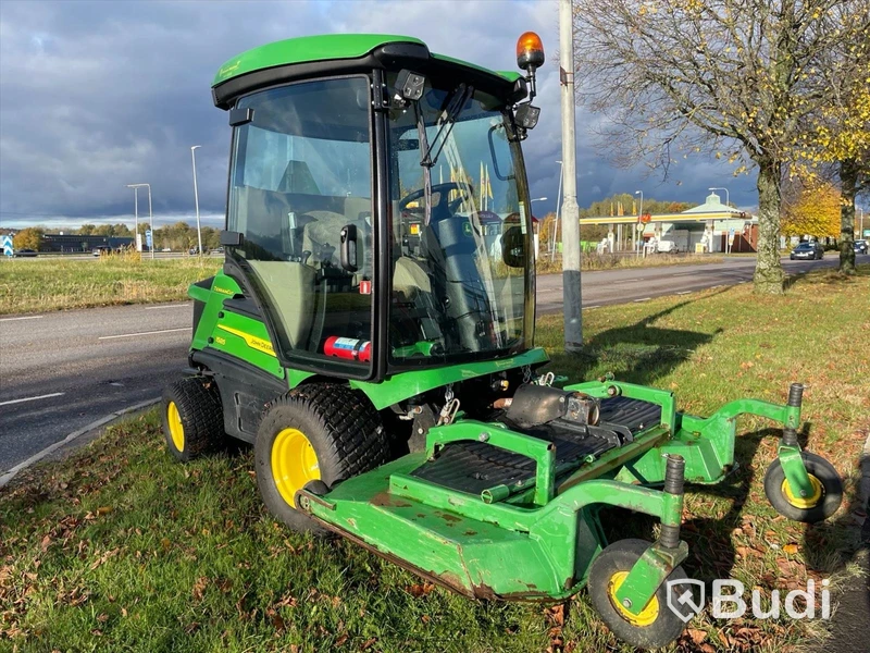 Frontrotorklippare John Deere TerrainCut -2024 med vikplog och sandspridare