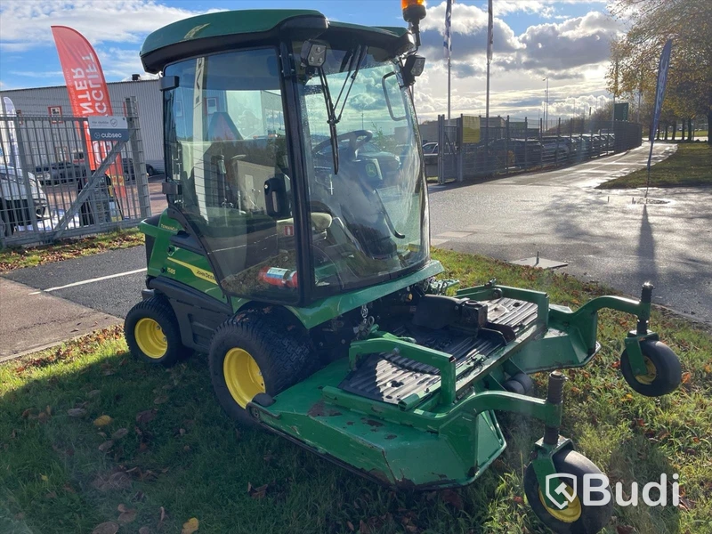 Frontrotorklippare John Deere TerrainCut -2024 med vikplog och sandspridare