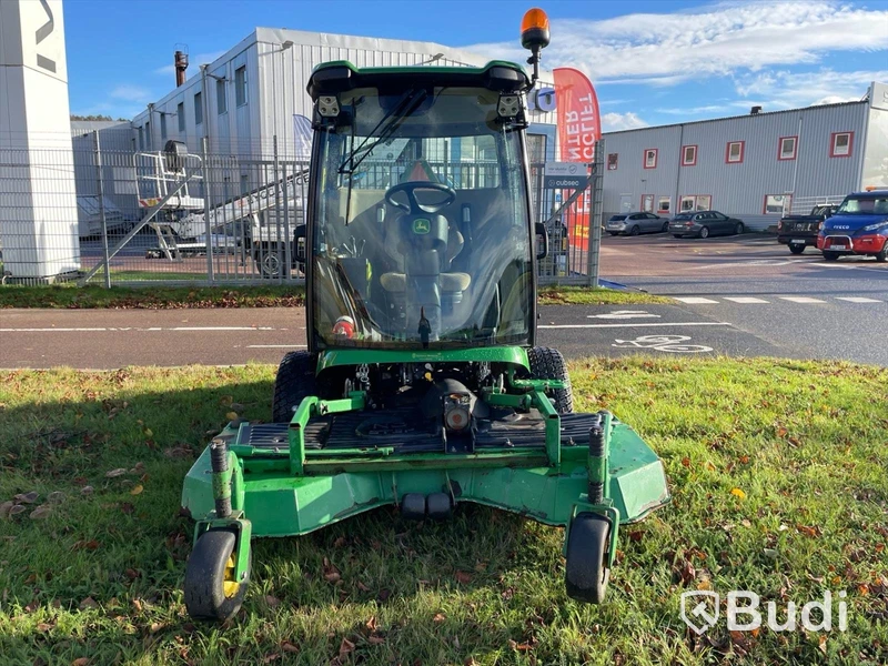 Frontrotorklippare John Deere TerrainCut -2024 med vikplog och sandspridare