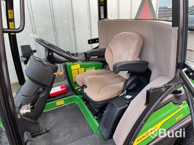 Frontrotorklippare John Deere TerrainCut -2024 med vikplog och sandspridare