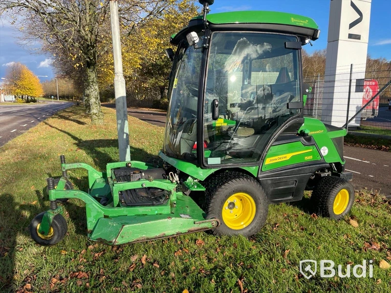 Frontrotorklippare John Deere TerrainCut -2024 med vikplog och sandspridare