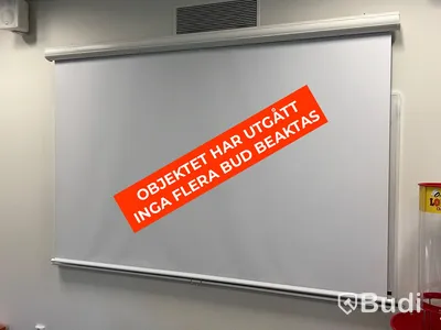 Konferensrum med möblering samt teknikutrustning.