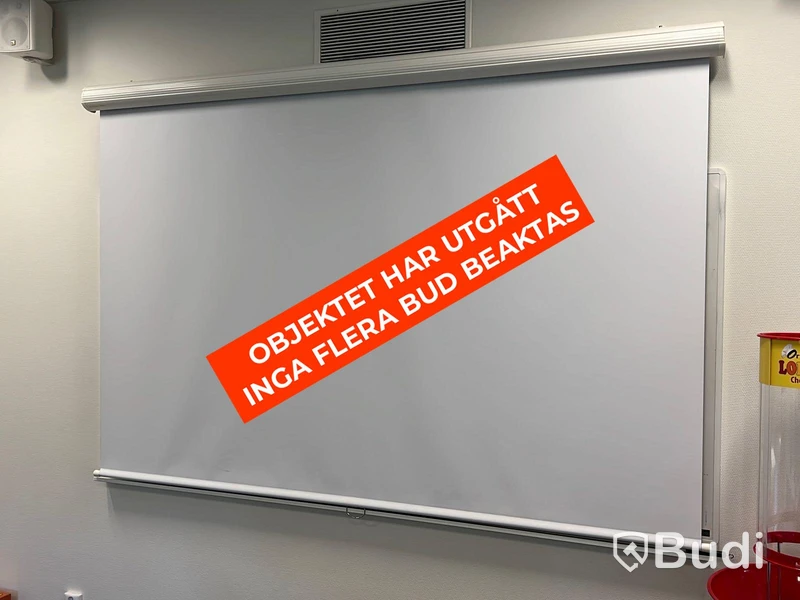 Konferensrum med möblering samt teknikutrustning.