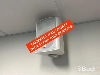 Konferensrum med möblering samt teknikutrustning.