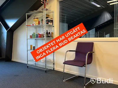 Konferensrum med möblering samt teknikutrustning.