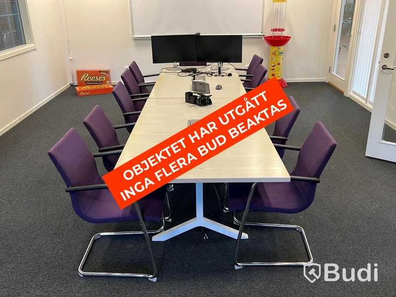 Konferensrum med möblering samt teknikutrustning.