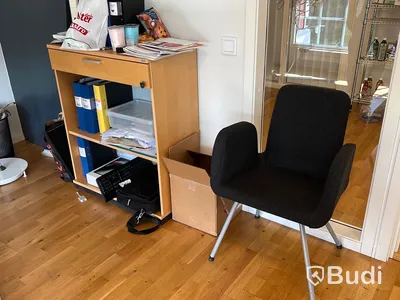 Möblerat kontorsutrymme med 3 st datorskärmar, 2 st glasbord, 6 st stolar.