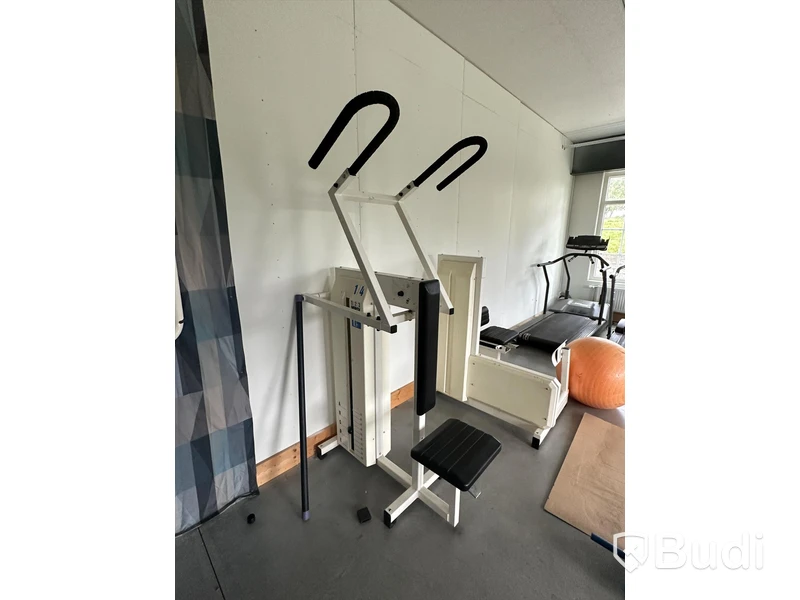 Äldre gymmaskin, latsdrag/ryggmaskin