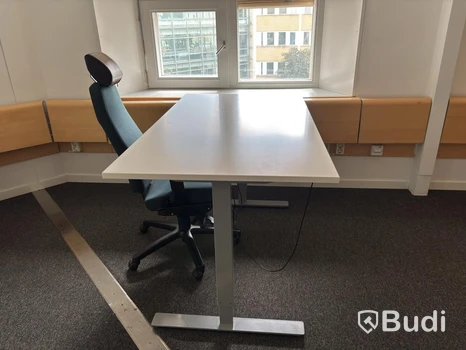 Höj- och sänkbart skrivbord inkl. kontorsstol