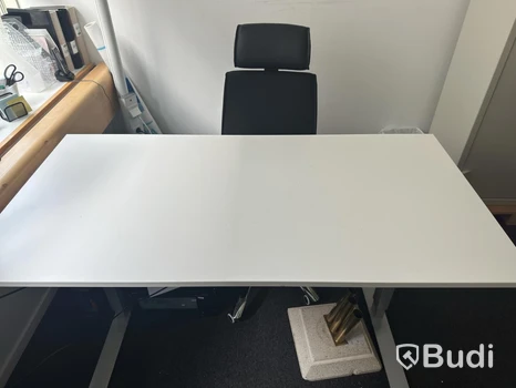 Höj- och sänkbart skrivbord inkl. kontorsstol